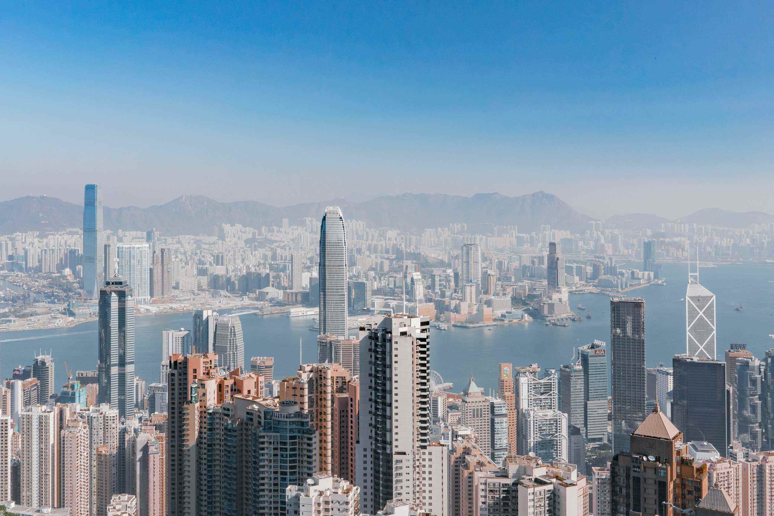 Hong Kong şehrinin havadan çekilmiş fotoğrafı.