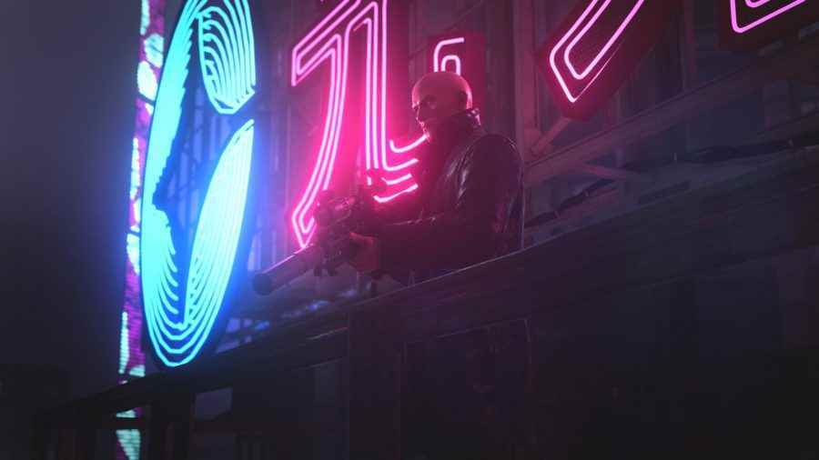 En iyi çevrimiçi oyunlardan biri olan Hitman 3'te keskin nişancı tüfeği olan bir adam parlayan bir neon tabelanın altında duruyor
