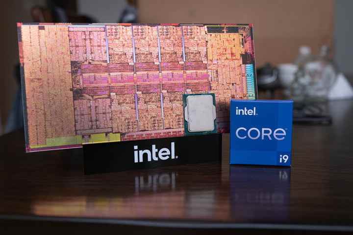 Intel Core i9-12900K kutusu.