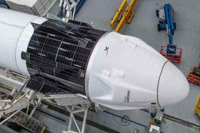 Askıda SpaceX Crew Dragon ve Falcon 9