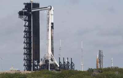 NASA SLS ve SpaceX Falcon 9, Fırlatma Pistlerinde