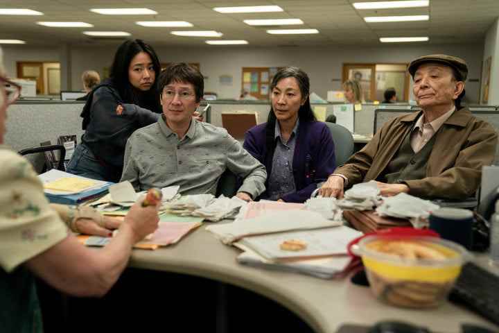 Wang'lar, Her Şey Her Yerde Hepsi Aynı Anda'da bir IRS denetçisinin masasının önünde birlikte oturuyorlar.
