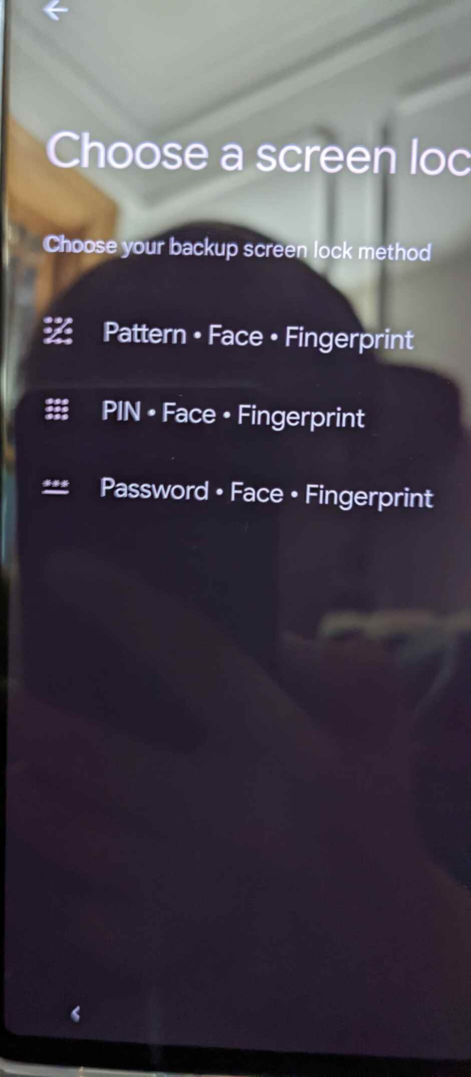 Fotoğraf, kurulum sırasında Yüz Tanıma Kilidi'ni ekran kilidi seçeneği olarak gösteren Pixel 6 ekranını gösteriyor - Pixel 6 kullanıcısı, Yüz Tanıma Kilidi ile ilgili bir güncellemenin yakında gelebileceğine dair kanıt paylaşıyor