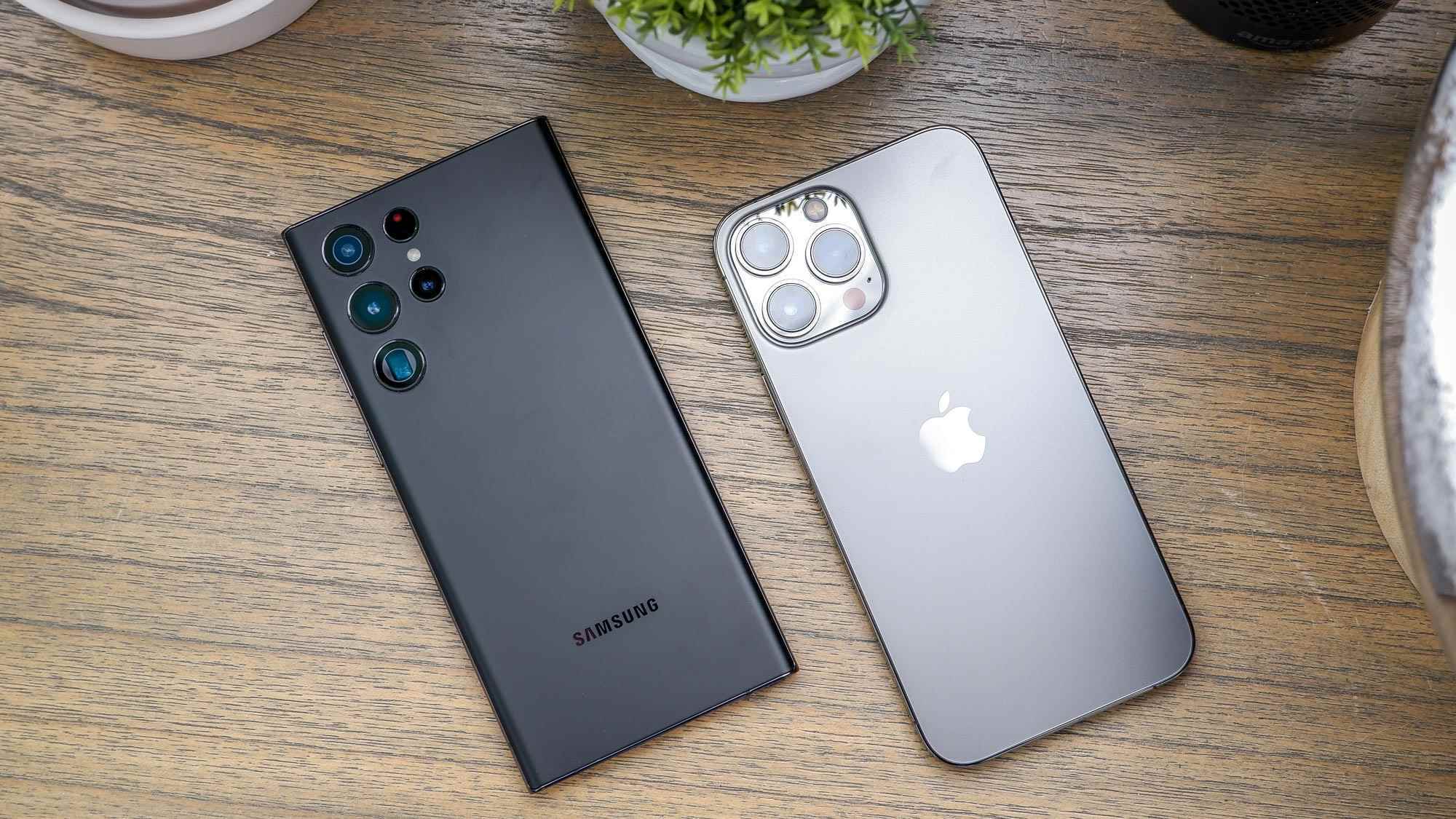 en iyi telefonlar: galaxy s22 ultra ve iphone 13 pro max yan yana yatarken