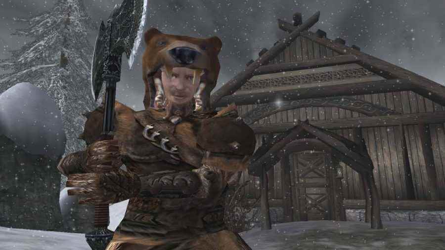 Unutulmuş Elder Scrolls oyunları: Morrowind'den savaş baltası tutan ve arka planda bina ile bir ayı postu giyen savaşçının görüntüsü 