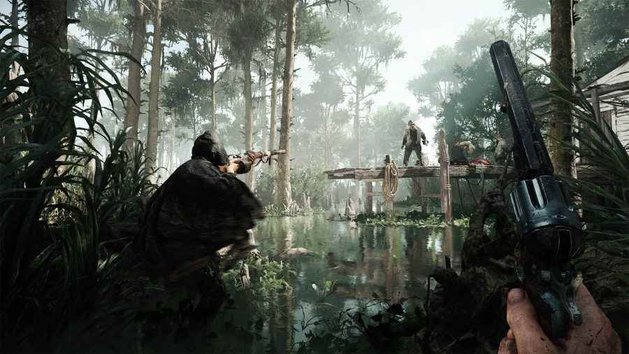 En iyi PC hayalet oyunlarından biri olan Hunt: Showdown'da bir ormanın ortasında şişmiş bir zombiyi vurmak.