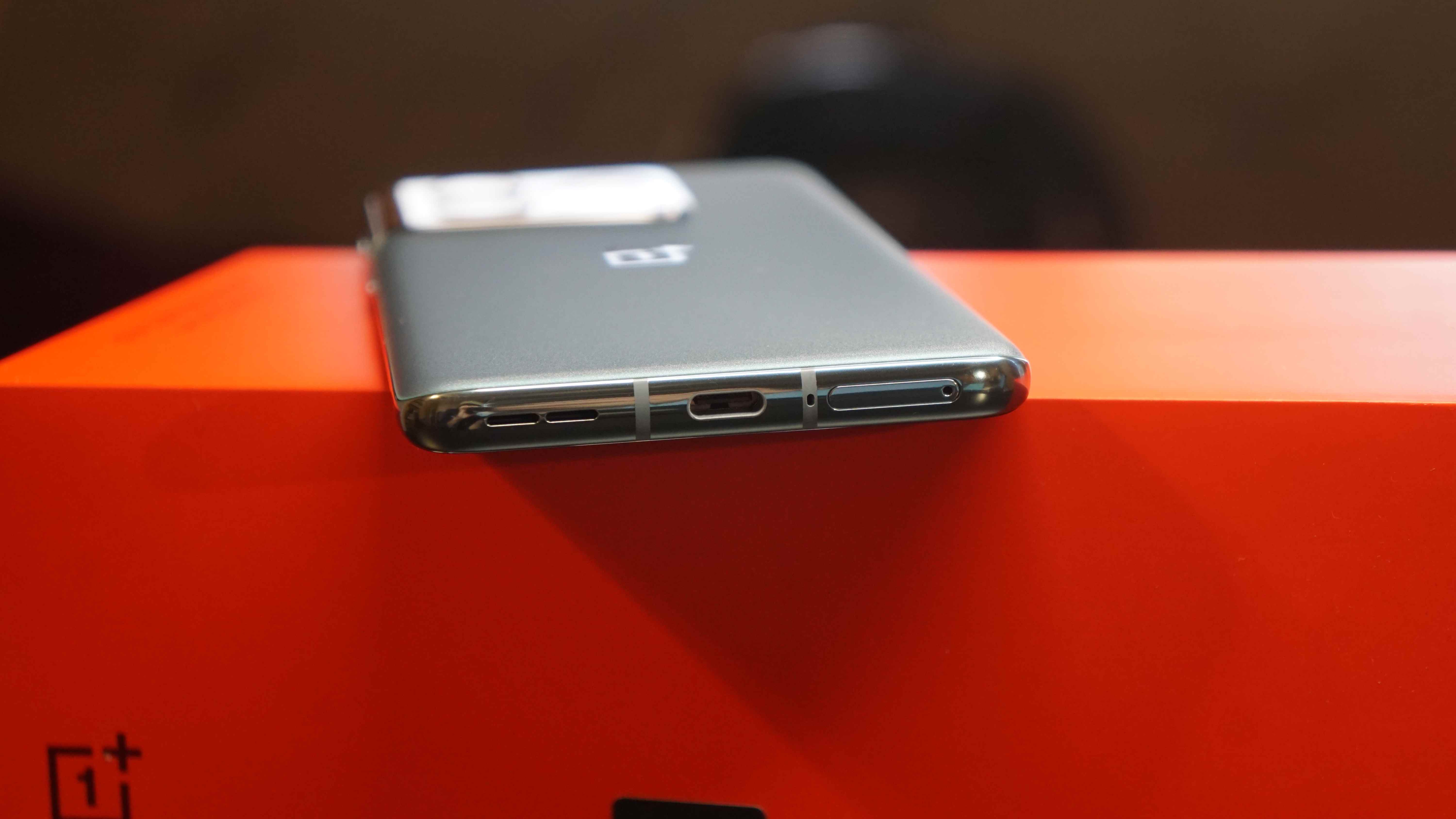 OnePlus 10 Pro'nun alt kenarı