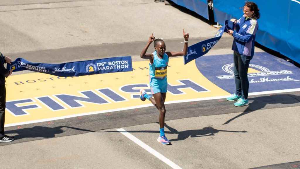 Boston Maratonu 22'yi kazanan Peres Jepchirchir'in bir fotoğrafı