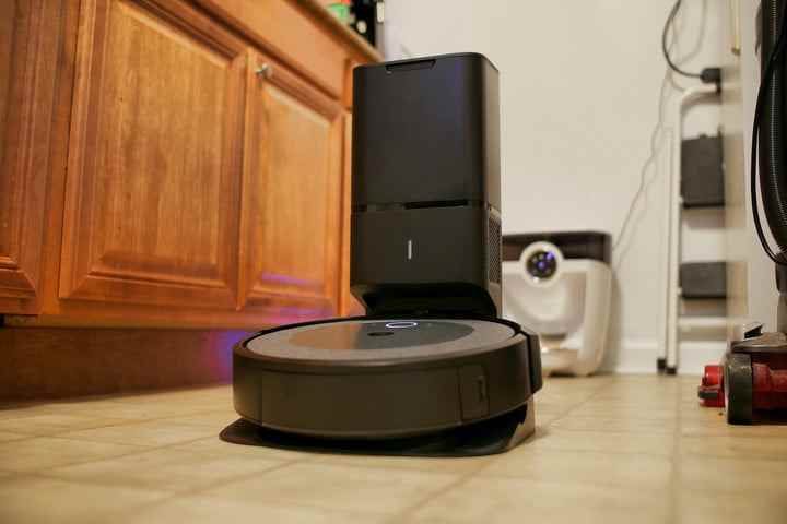 iRobot Roomba i3 Plus kir atma ünitesi.