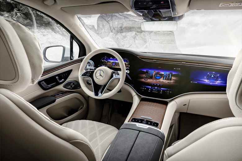 Mercedes-Benz'den Tesla Model X rakibi.  544 hp'ye kadar güç, 600 km'ye kadar menzil ve tam kontrollü bir şasi ile sunulan crossover EQS SUV