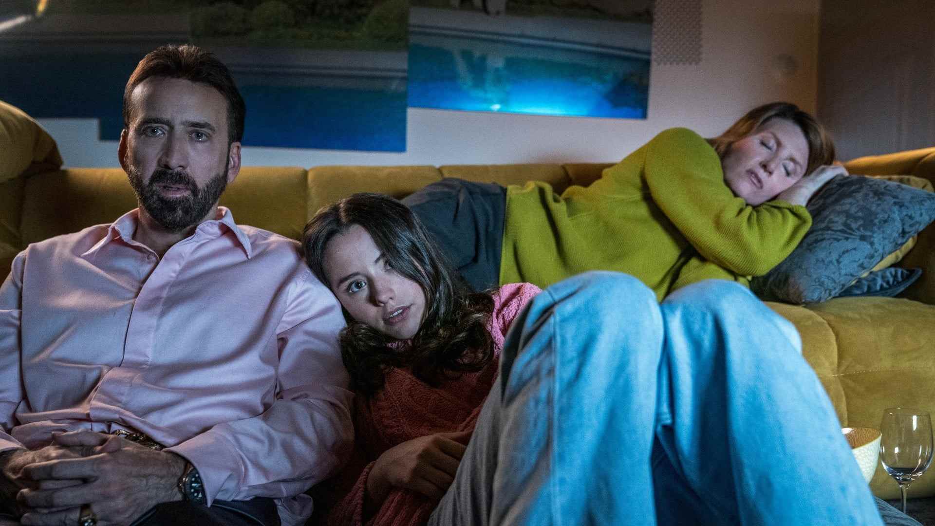 Nicolas Cage ve Lily Mo Sheen, Sharon Horgan arkalarında uyurken bir film izliyorlar.