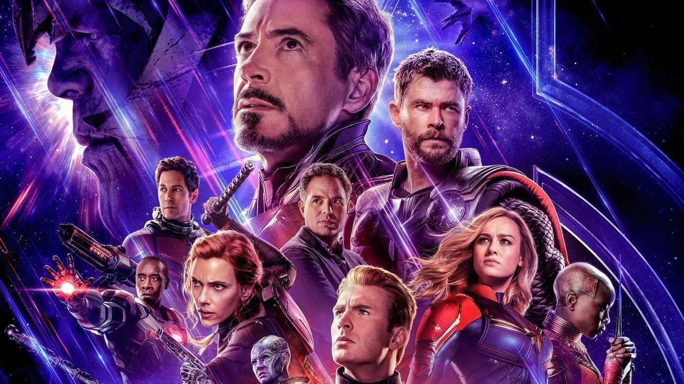 Tony Stark ve Avengers'ın geri kalanı ön planda, Thanos arka planda, Avengers: Infinity War için bir basın fotoğrafı