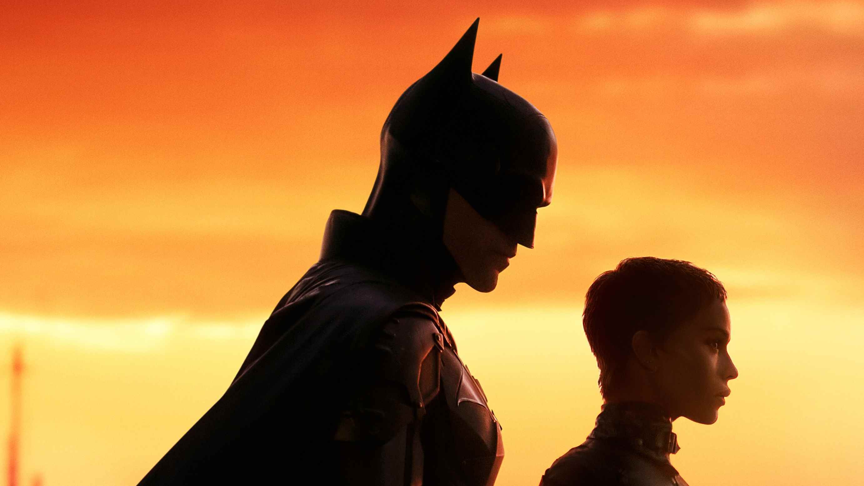 The Batman posterinde Batman rolünde Robert Pattinson ve Catwoman rolünde Zoë Kravitz