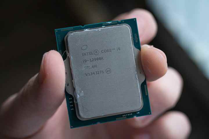 Parmaklar arasında Intel Core i9-12900K.