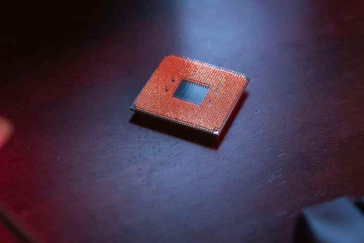 AMD Ryzen 7 5800X3D pinleri masanın üzerinde yukarı bakıyor.