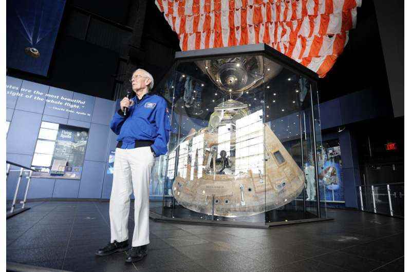 Apollo 16 moonwalker, misyonun 50. yıldönümünü yansıtıyor