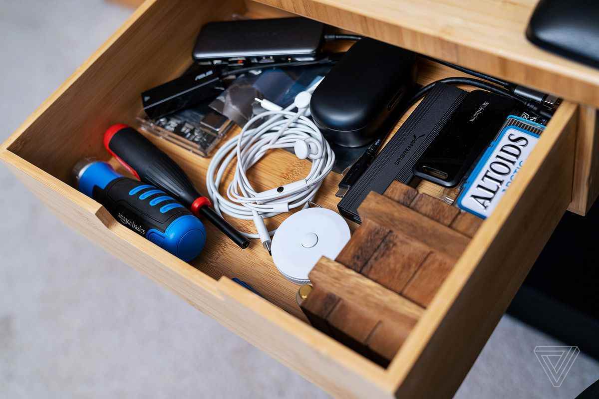 Bir çekmece tornavidaları, USB-C dişlisini ve diğer aletleri tutar.