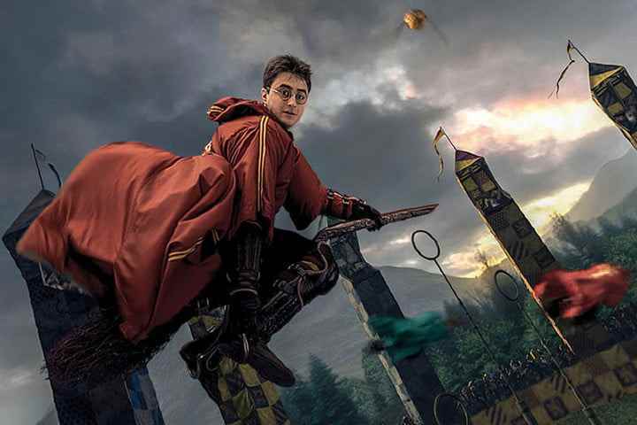 Harry Potter ve Melez Prens'te quidditch sahasında süpürgesinin üzerinde Harry.