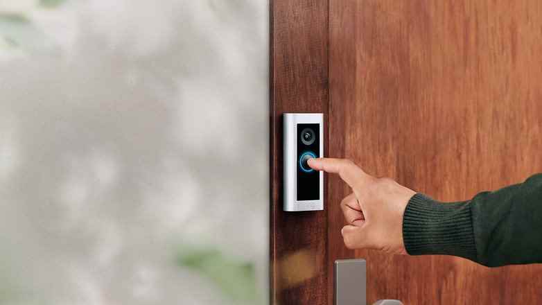 Bir ön kapının yanında Ring Video Doorbell Pro 2