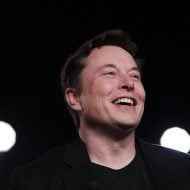 Elon Musk'ın gülümseyen portresi.