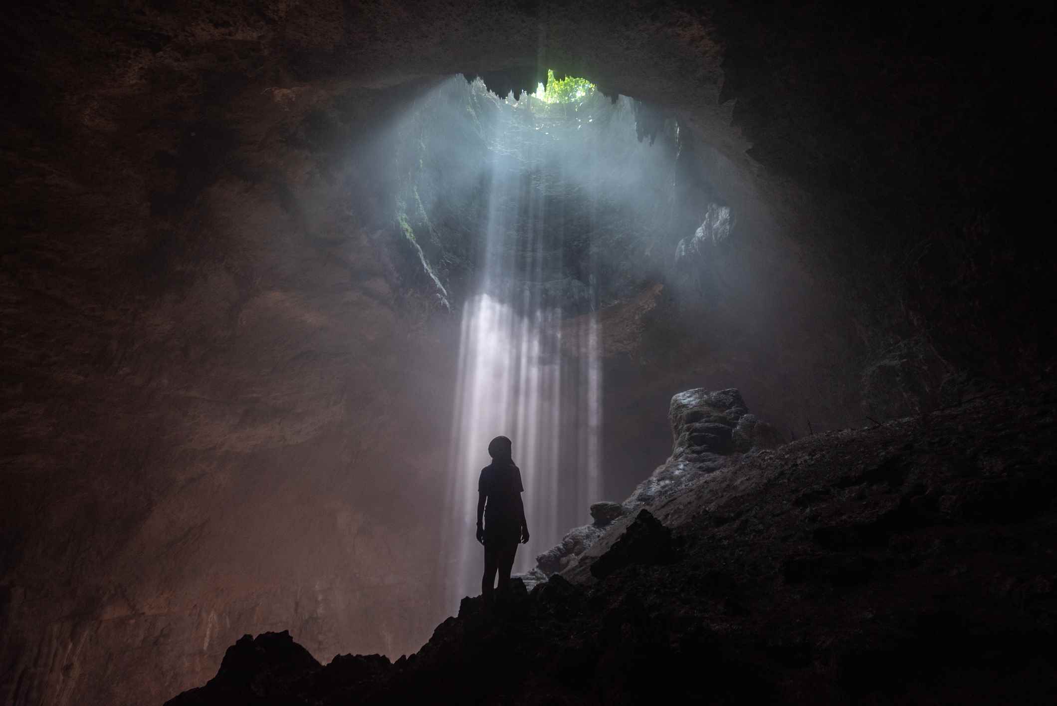 Jomblang Mağarası'ndaki açılışa bakan kadın