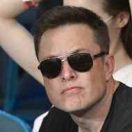 Elon Musk güneş gözlüklü.