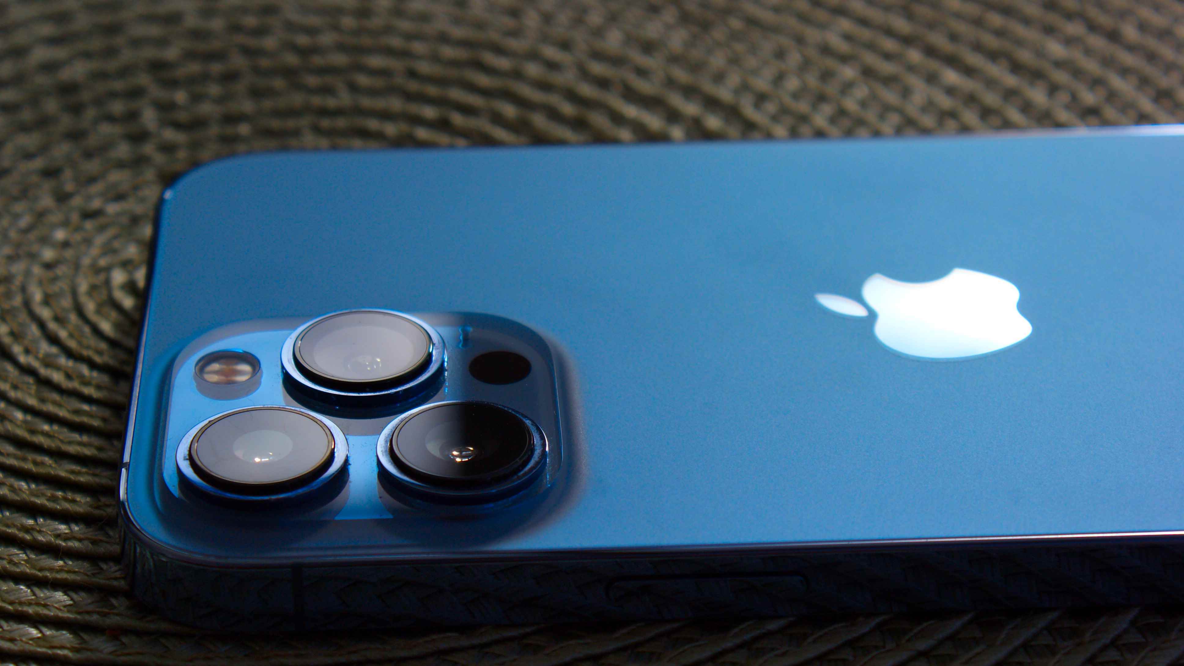 iPhone 13 Pro Max'teki kamera bloğunun yakından görünümü