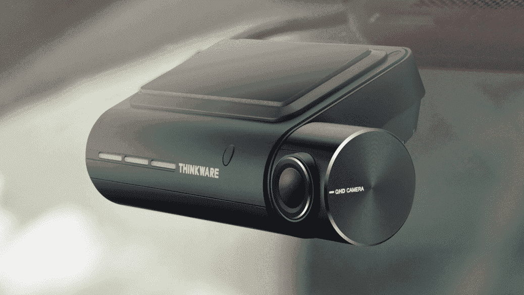 Bir araba ön camının içindeki Thinkware F800 Pro araç kamerası