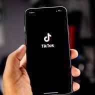 TikTok logosuna açık bir akıllı telefon.