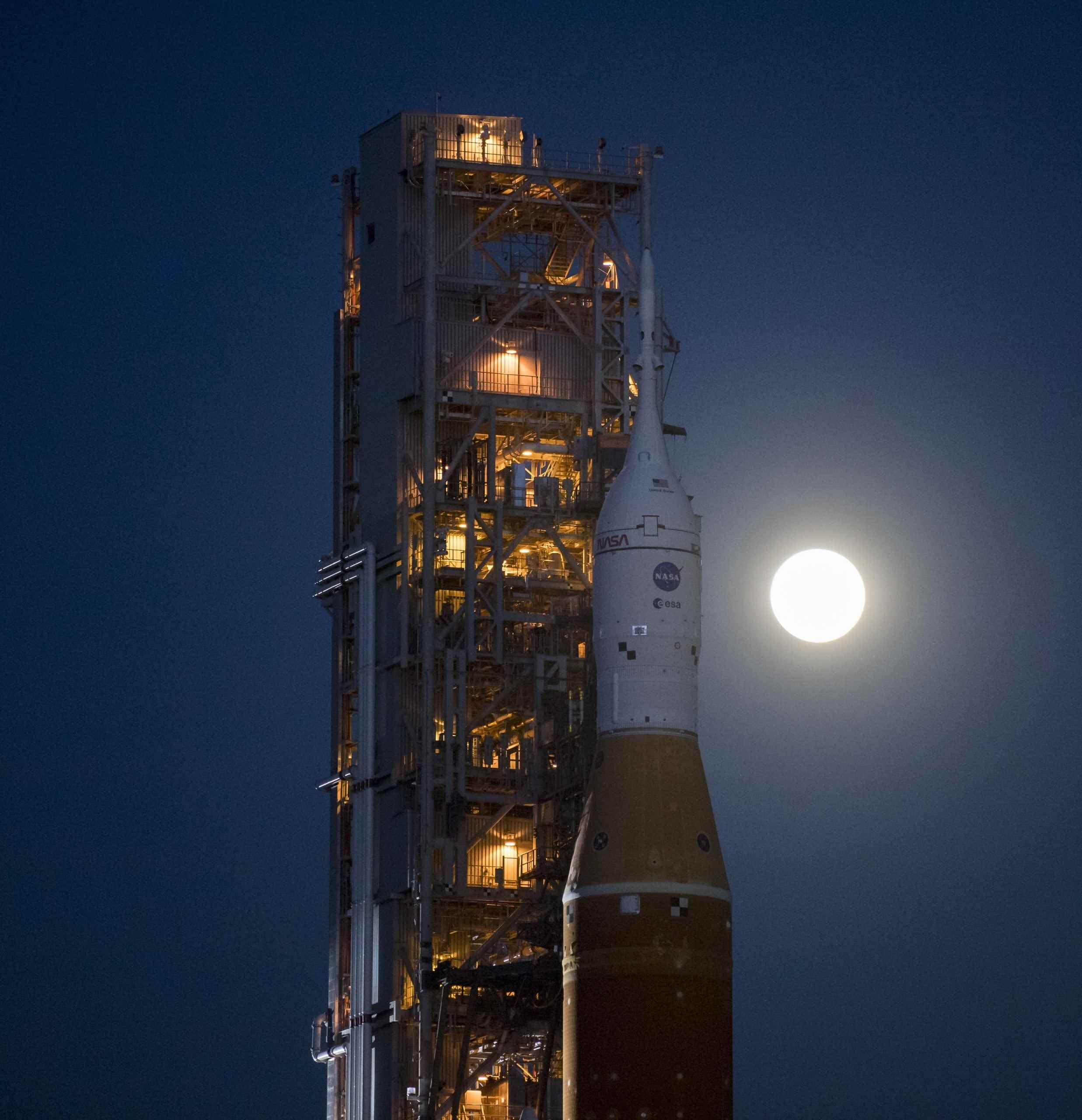 SLS, dolunayın önünde fırlatma rampasında.