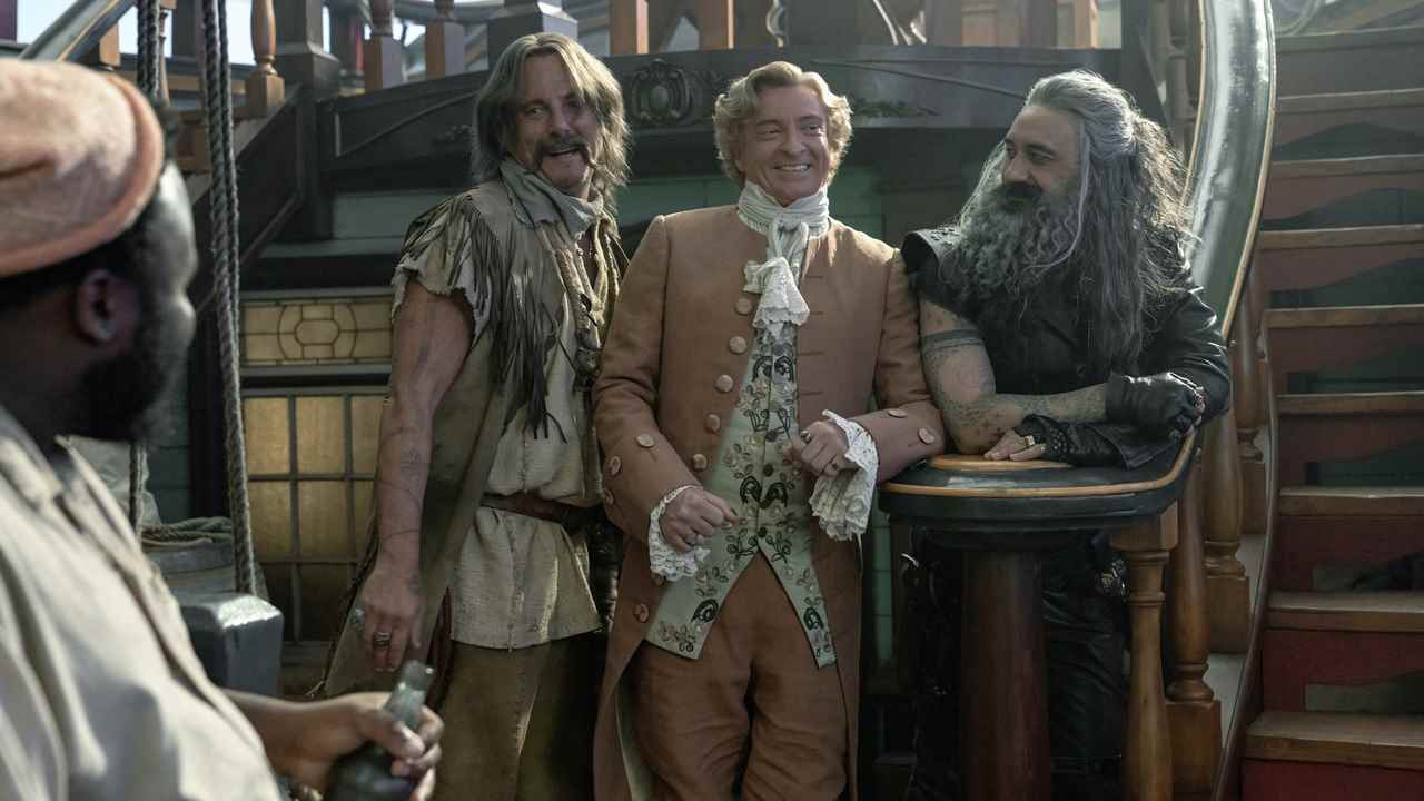 Kaptan Bonnet, Calico Jack ve Karasakal, HBO Max'teki Bayrağımız Ölüm anlamına gelir'de bir gülümseme paylaşıyor