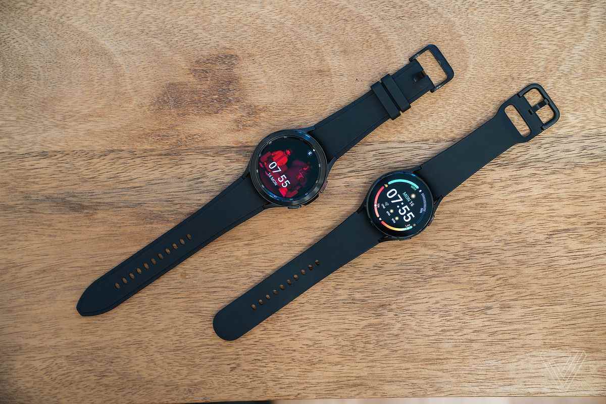 Galaxy Watch 4 Classic (sol üstte) ve Galaxy Watch 4 (sağ altta)