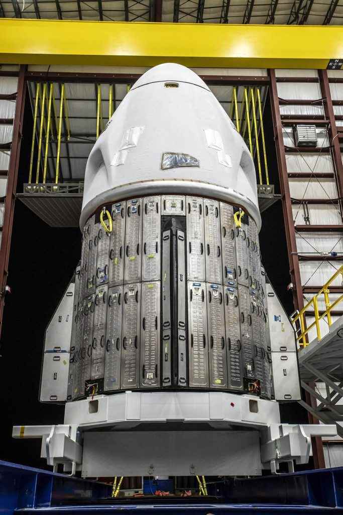Hangarda SpaceX Mürettebat-4 Ejderhası