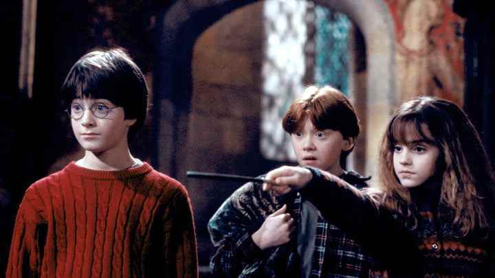 Hermione, Chris Columbus'un yönettiği Harry Potter ve Felsefe Taşı'nda (2001) bir asa tutuyor.