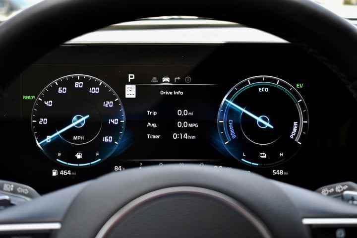 2024 Kia ​​Sportage Hybrid'in dijital gösterge paneli.