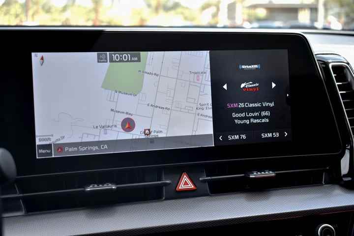 2023 Kia Sportage Hybrid'in bilgi-eğlence dokunmatik ekranı.