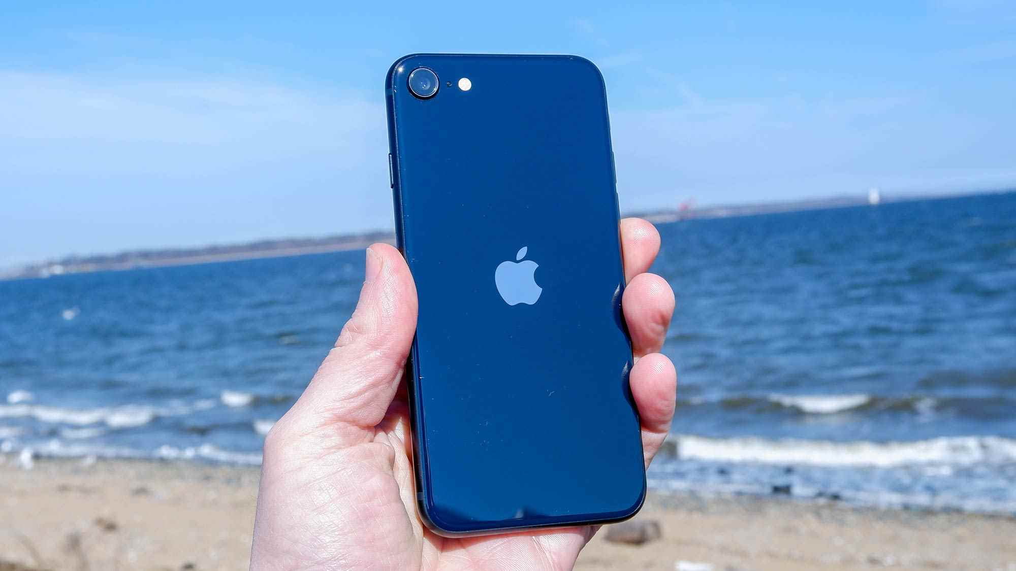 iPhone SE 2022 sahilde telefonun arkası