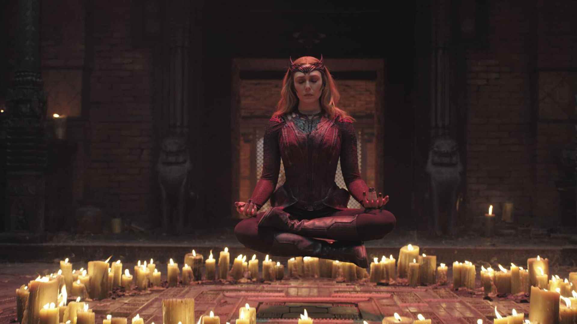 Wanda Maximoff, Doctor Strange in the Multiverse of Madness'ta büyülü bir seans gerçekleştiriyor