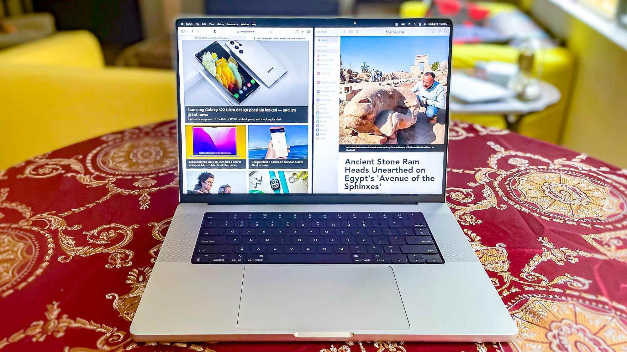 İki web sayfasını yan yana gösteren bir masada oturan MacBook Pro 2021 (16 inç)
