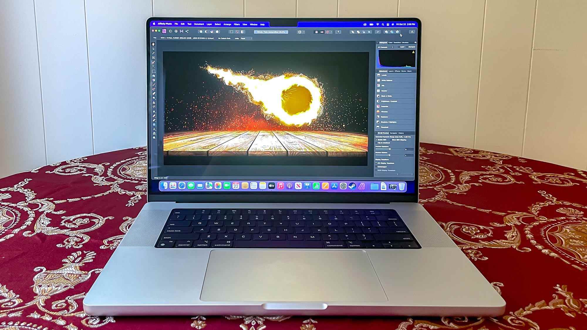 Bir masada MacBook Pro 2021 (16 inç) inceleme birimi