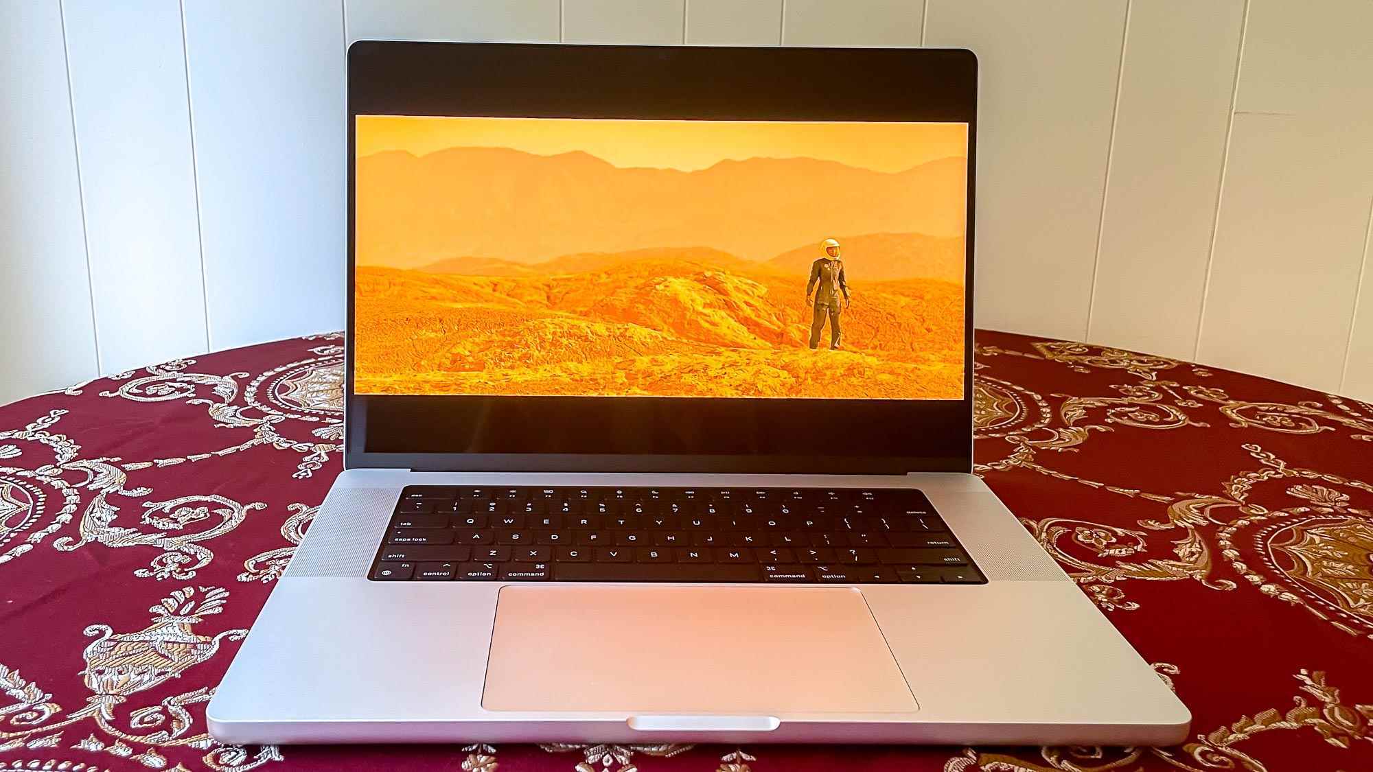 MacBook Pro 2021 (16 inç), bir masanın üzerinde kısa bir film gösteriliyor