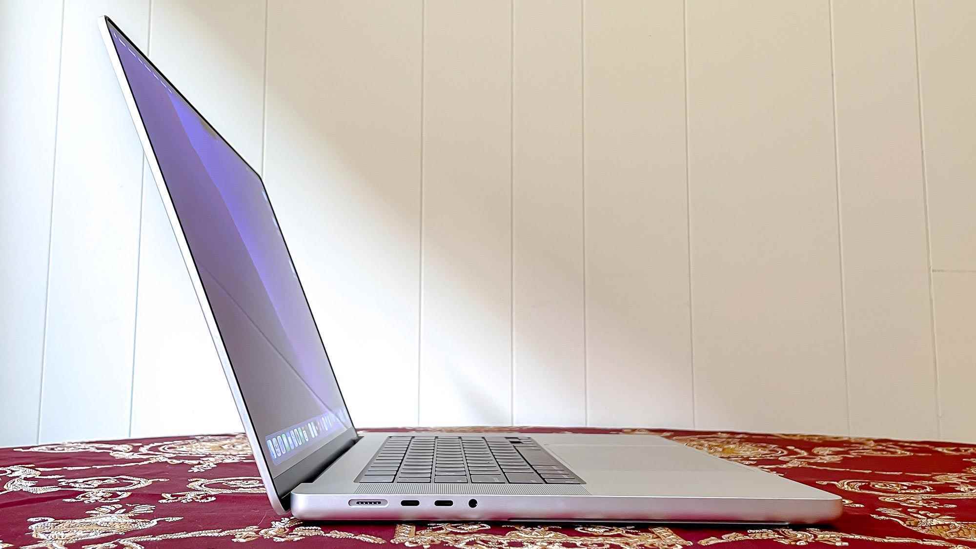 Bir masada MacBook Pro 2021 (16 inç), sol kenar gösteriliyor