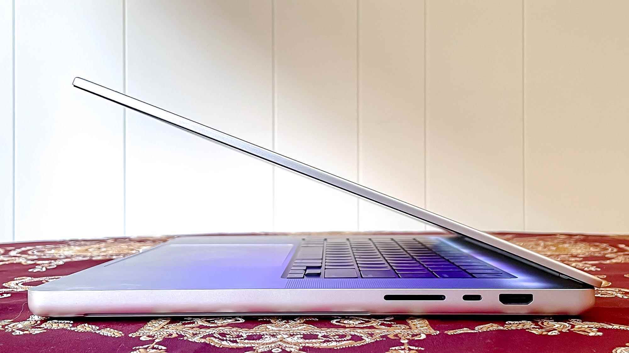 Bir masada MacBook Pro 2021 (16 inç), sağ kenar gösteriliyor