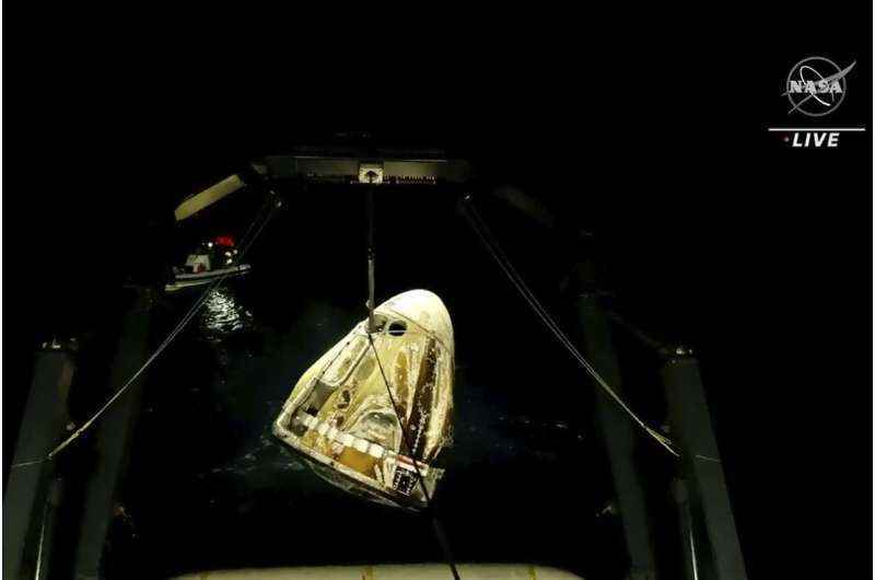 SpaceX, gece yarısı sıçramasıyla 4 astronotu eve getiriyor