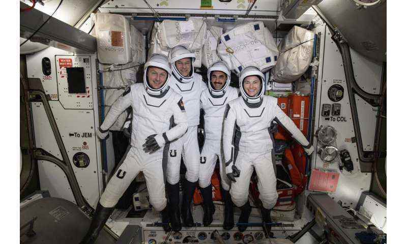 SpaceX, gece yarısı sıçramasıyla 4 astronotu eve getiriyor