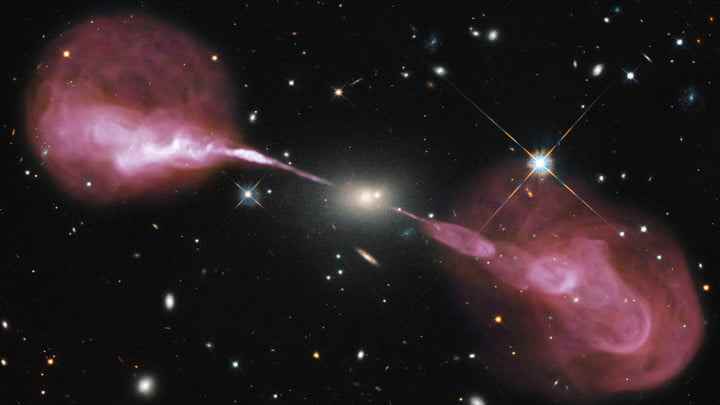 Hubble Uzay Teleskobu'nun Geniş Alan Kamerası 3 ve New Mexico'daki Karl G. Jansky Çok Büyük Dizi (VLA) radyo teleskobu tarafından görüntülenen, eliptik gökada Hercules A'nın merkezindeki süper kütleli bir kara deliğin yerçekimi enerjisiyle çalışan muhteşem jetler.
