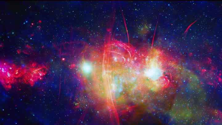 Galaksimizin merkezi bölgesi Samanyolu, Güneş'in kütlesinin yaklaşık 4 milyon katı ağırlığa sahip süper kütleli bir kara delik, milyonlarca derece sıcaklıktaki gaz bulutları, nötron yıldızları ve beyaz cüce yıldızlar da dahil olmak üzere egzotik bir nesne koleksiyonu içerir. yoldaş yıldızlardan parçalanan malzeme ve güzel radyo emisyonu dalları.  Bu yeni birleşik görüntü, Güney Afrika'daki MeerKAT teleskopundan alınan radyo verileriyle (kırmızı) birleştirilmiş Chandra verilerini (yeşil ve mavi) göstermektedir. 