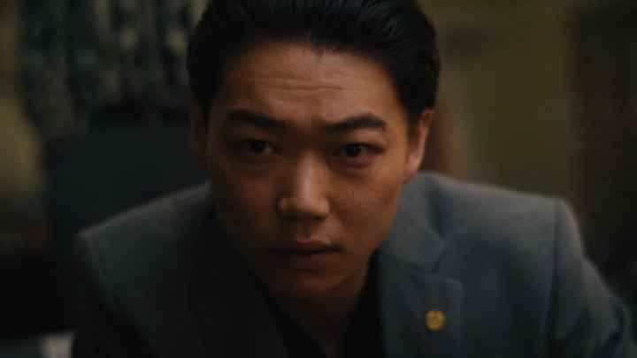 Shô Kasamatsu, Tokyo Vice'taki yakuza kıyafetiyle Sato rolünde.