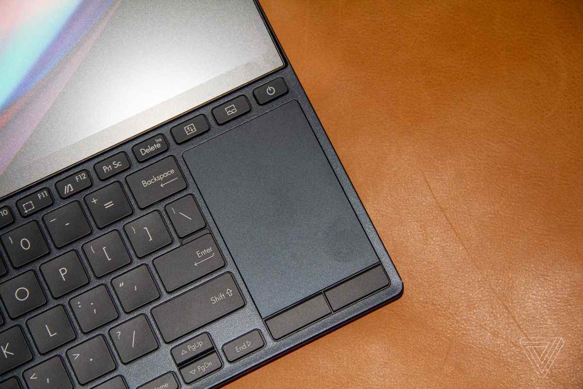 Asus Zenbook Pro 14 Duo OLED'in dokunmatik yüzeyi yukarıdan görülüyor.