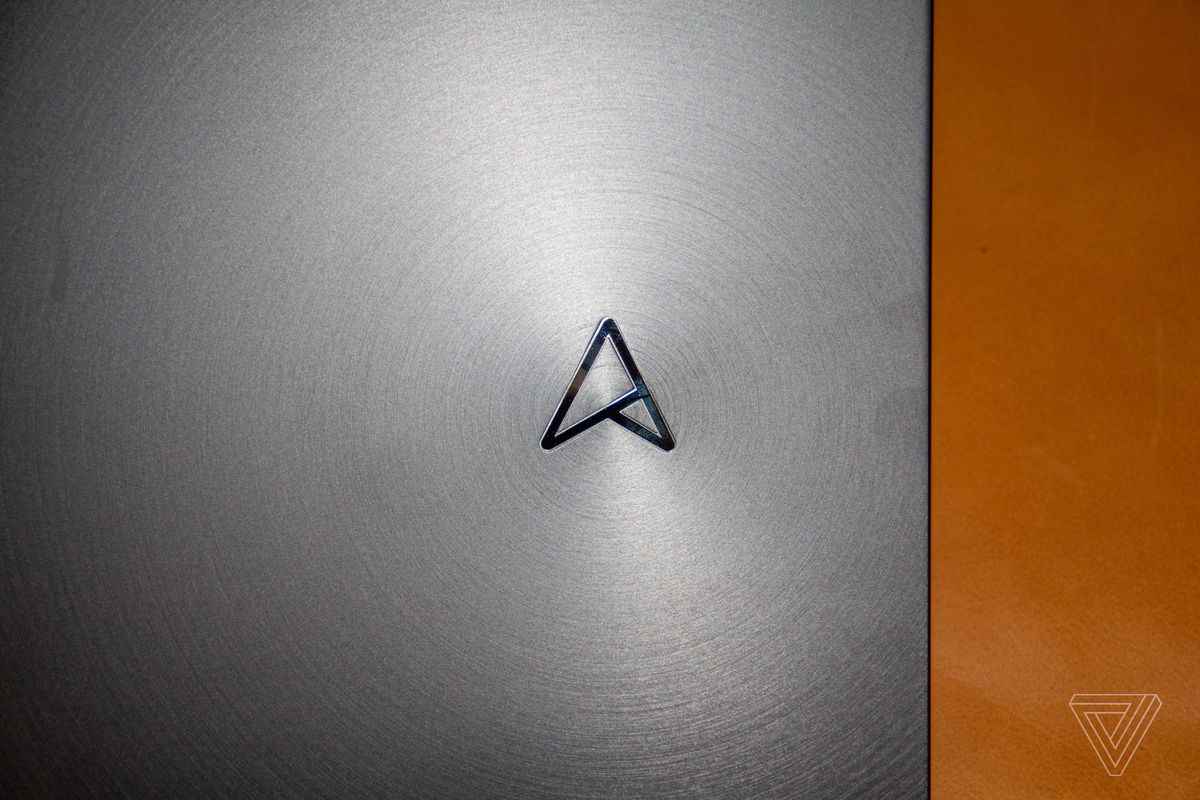 Asus Zenbook Pro Duo 14 OLED'in kapağındaki logo yukarıdan görülüyor.